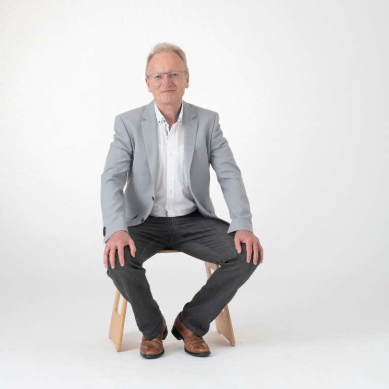 Hubert Kuhn auf Stuhl